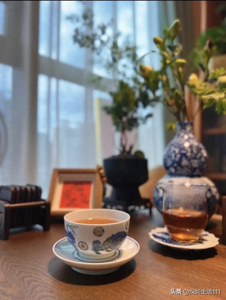 是不是装傻的女人最好命？

我认识一位77年的大姐，她老公是做工程的小老板。他们