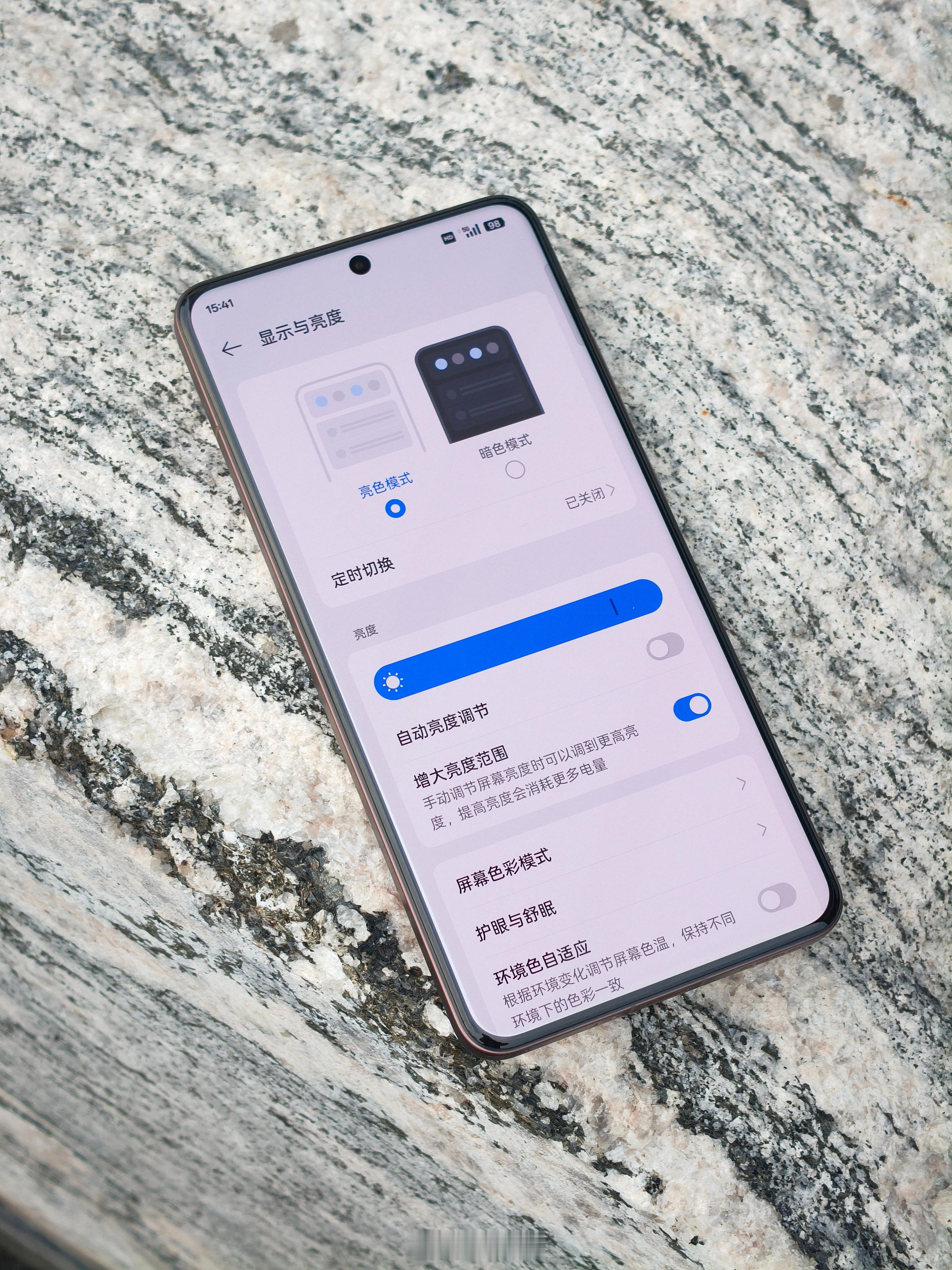 今天下午在户外拍的真我GT7 Pro，显示效果确实还不错，光线照射下也很清晰[d