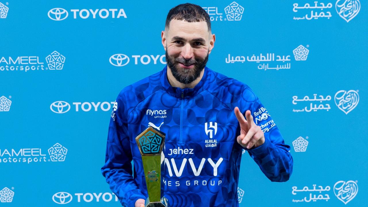 本泽马在刚结束的比赛中打进2球，赛后当选全场最佳球员。
自从加盟新月后，本泽马共