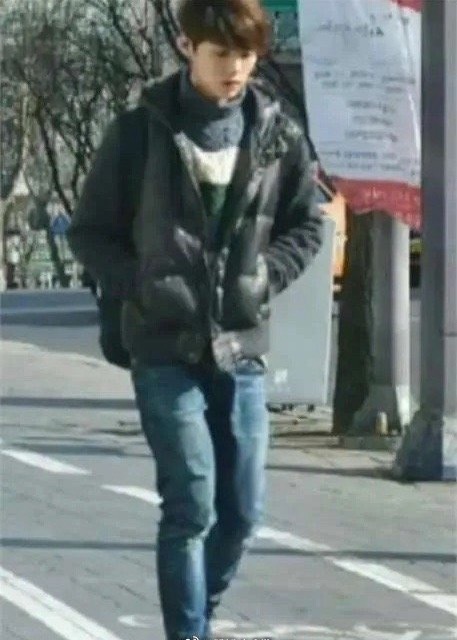 据说，这是鹿晗被星探发现之前的状态。如果我是星探，我也找他