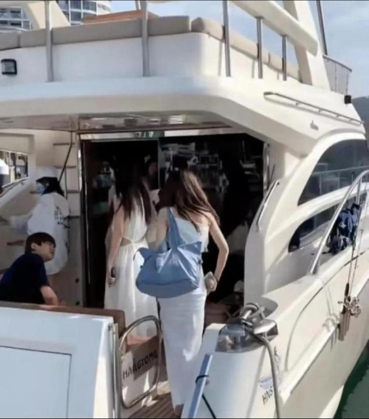闲的没事干，翻了儿子女朋友的QQ空间，从头翻到尾，一千多页，翻到她有段时间经常去