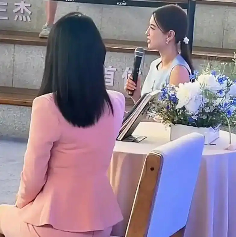 黄圣依离婚后终于不用再演了，以前总觉得她眼里有故事 
