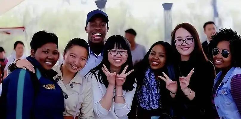 翻墙进女生宿舍被刑拘：
在中国，
没有“法外特权”
 
刷到一条新闻，越想越耐人