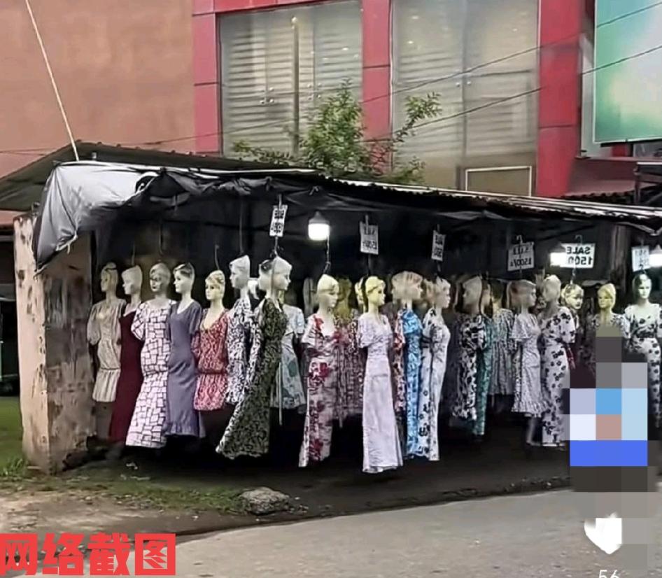 有一家服装老板的创意展示。

这服装老板也太有才了，把自己门前的两处空地做了服装