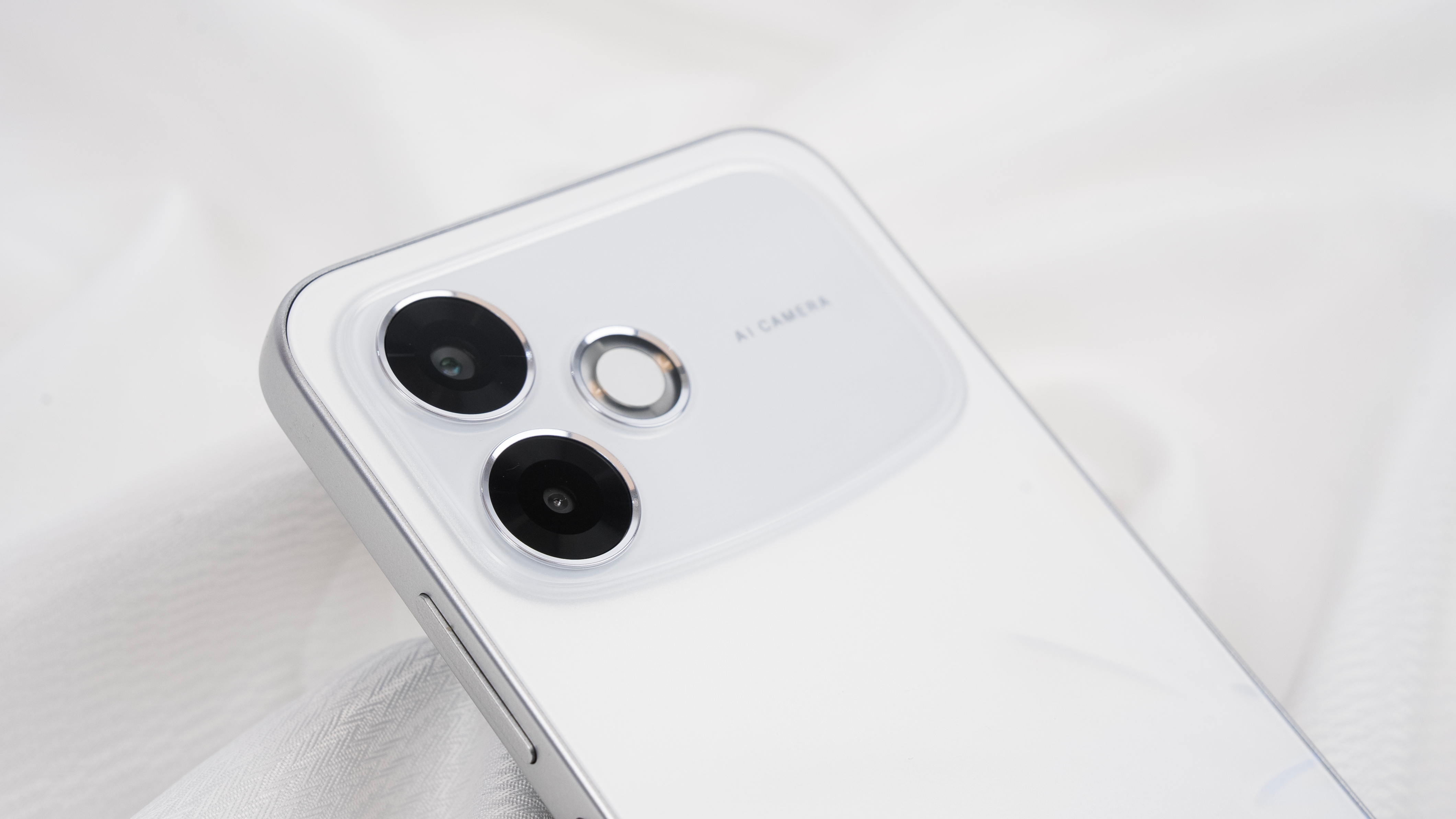 如果只看外观，OPPO A6s Pro确实比很多同档位更精致，一体冷雕的技术和“