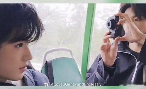 邵兵vlog刘耀文给宋亚轩拍照谢谢邵兵老师～多发爱看 宋亚轩刘耀文能不能把照片放