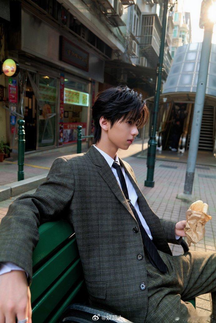 林子烨已经不是小孩哥了林子烨穿格子西装帅得让人移不开眼了林子烨颜霸认证每帧都帅到