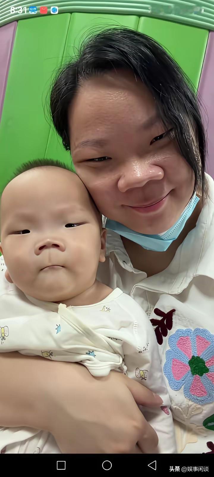 母子同框，容貌神态几乎一模一样，基因的力量一目了然。
网友打趣：男人为了下一代，