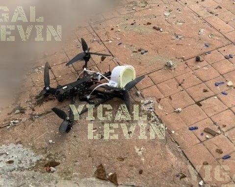 三架在以色列与黎巴嫩边境地区被回收的、未发生爆炸的真主党 FPV 无人机照片。其