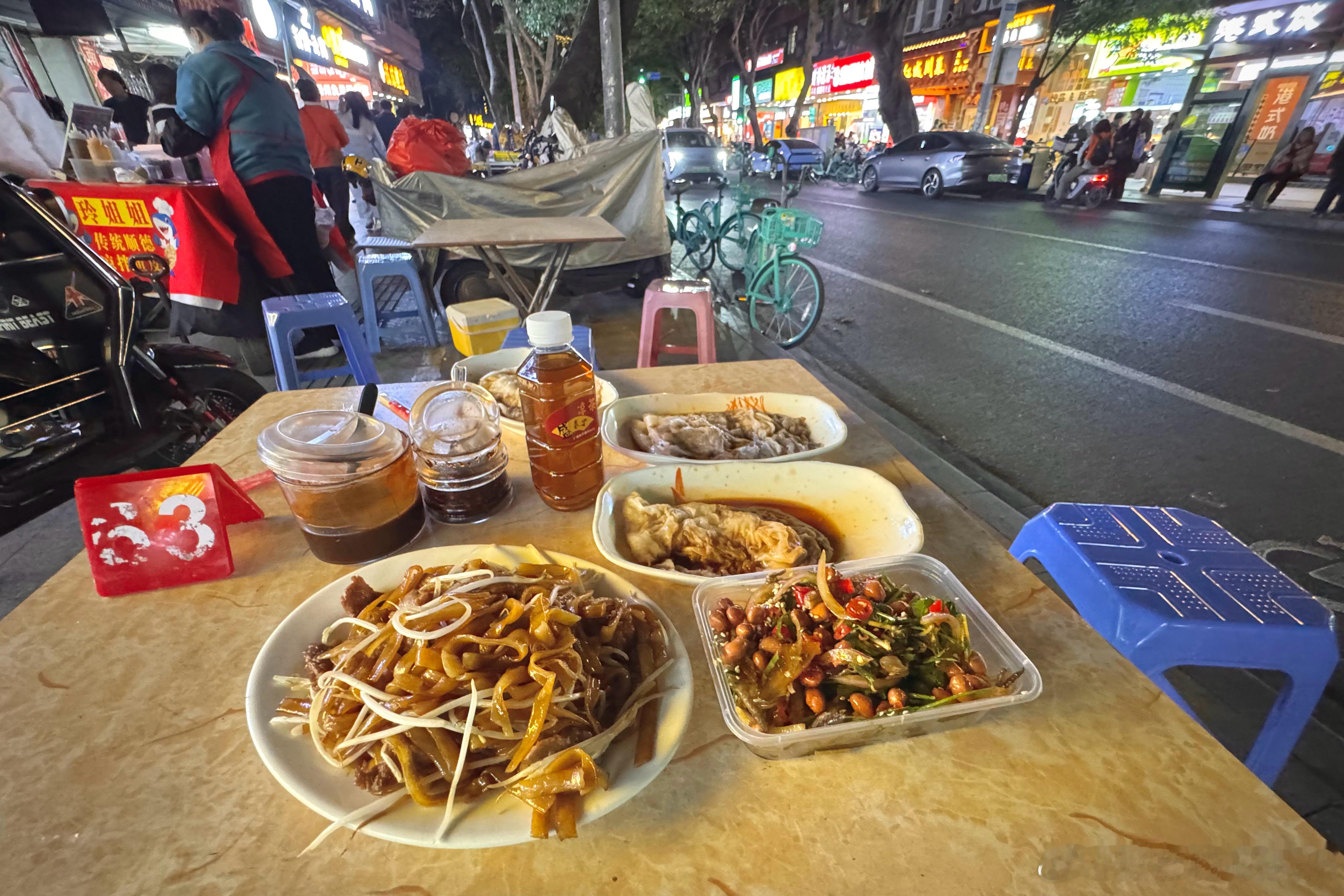 走街串巷，食在广州，只恨自己的胃不够大，生活在这里太幸福了！晚上和朋友吃多了遛弯