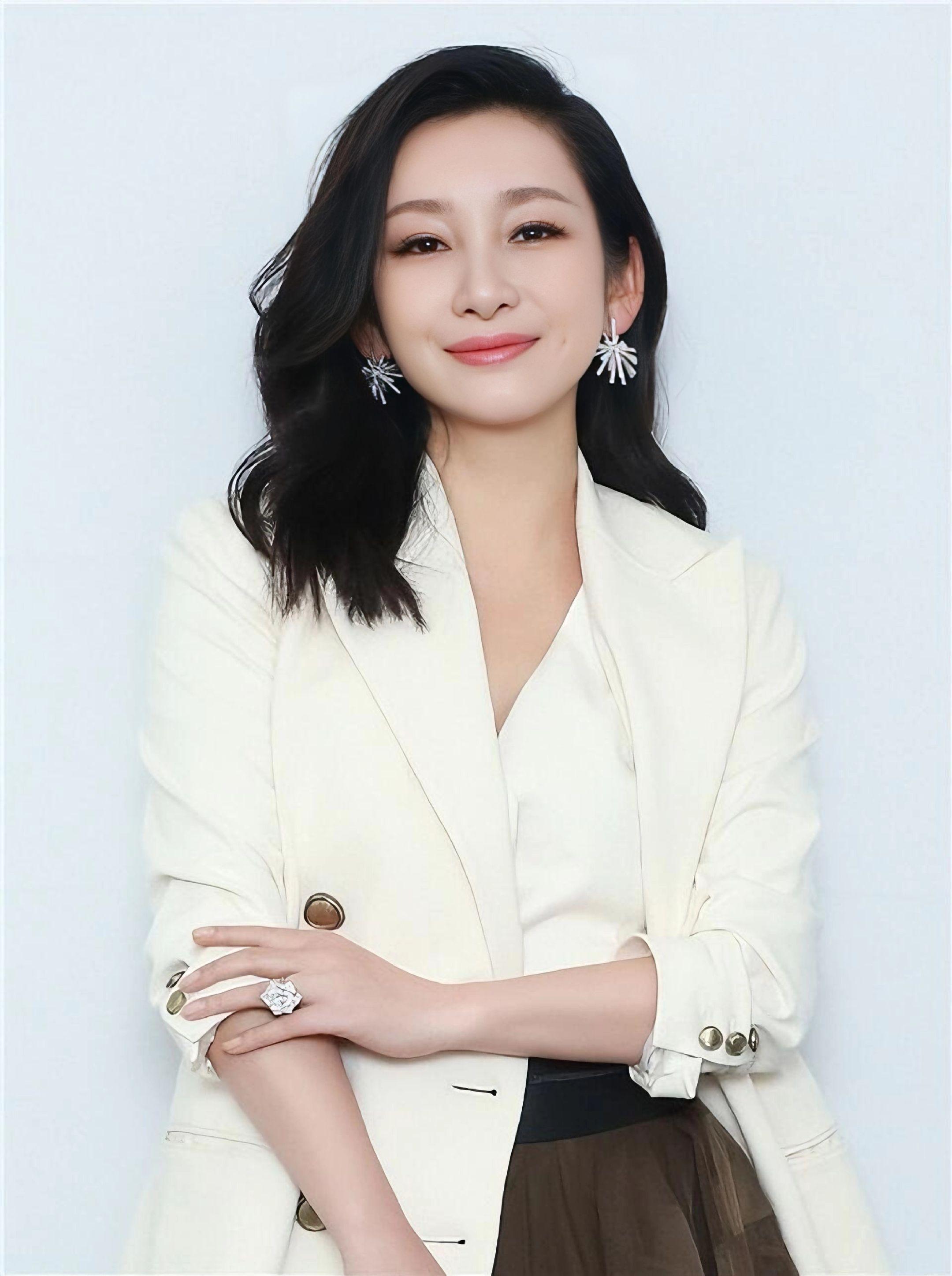 秦海璐，是凭着实力和韧劲，把“不被看好”活成“无可替代”的女演员。 她...