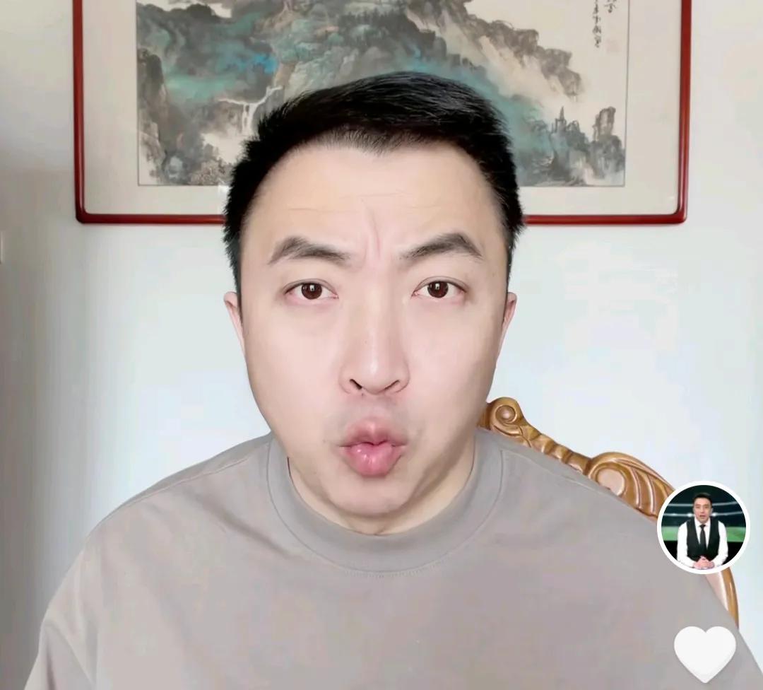 解说员袁甲痛批了质疑U17国足球员潘朝伟的球迷。
在U17国足时隔多年闯进世少赛