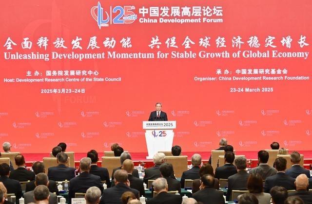 中国发展高层论坛的大门，咔嚓一声对日本锁死了！这一手直接把日本首相的傲慢给生生憋