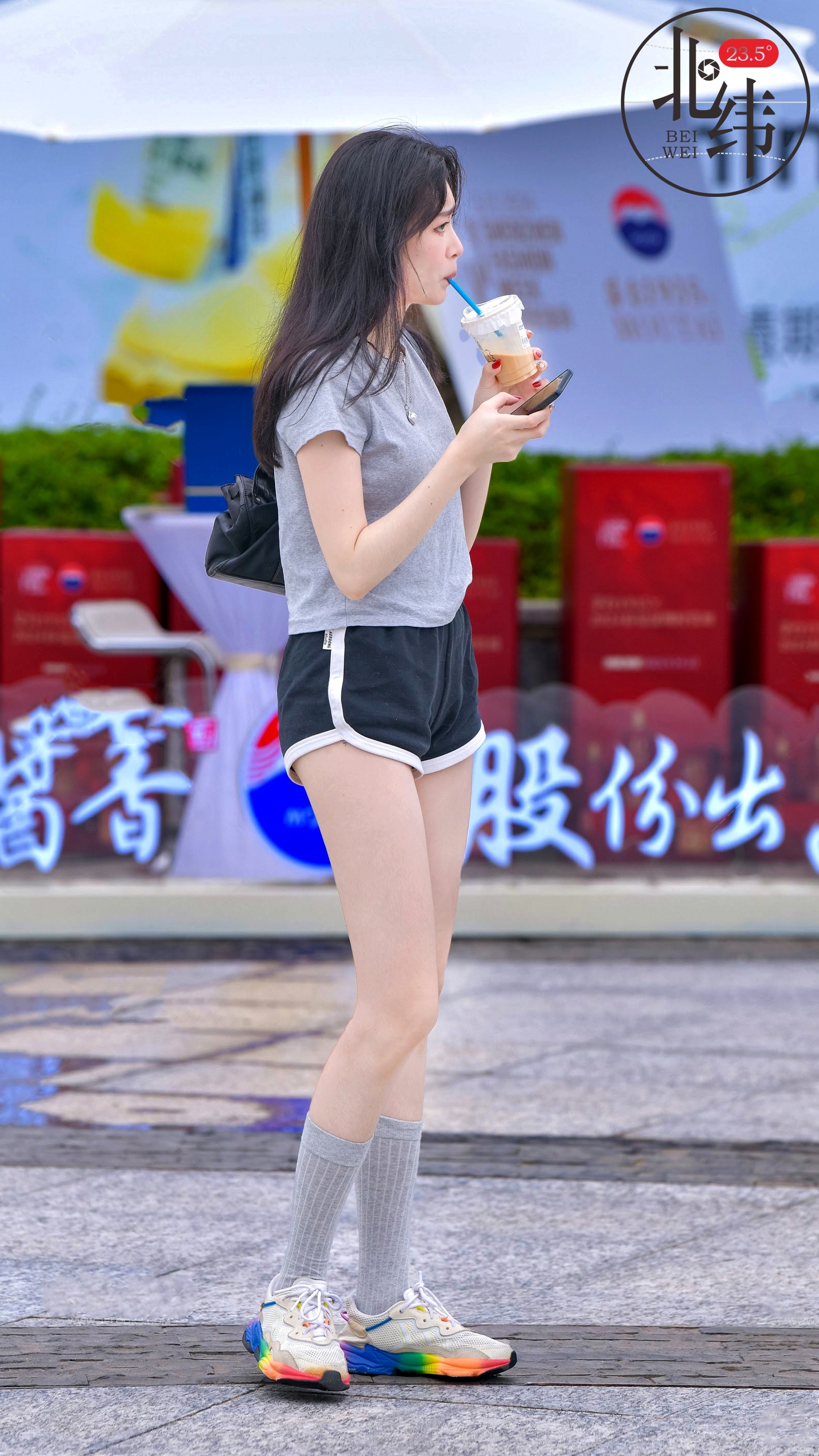 今天天气热，这位小仙女的彩虹鞋真是为她降温了，看来她不仅时尚，还很会享受生活呢！