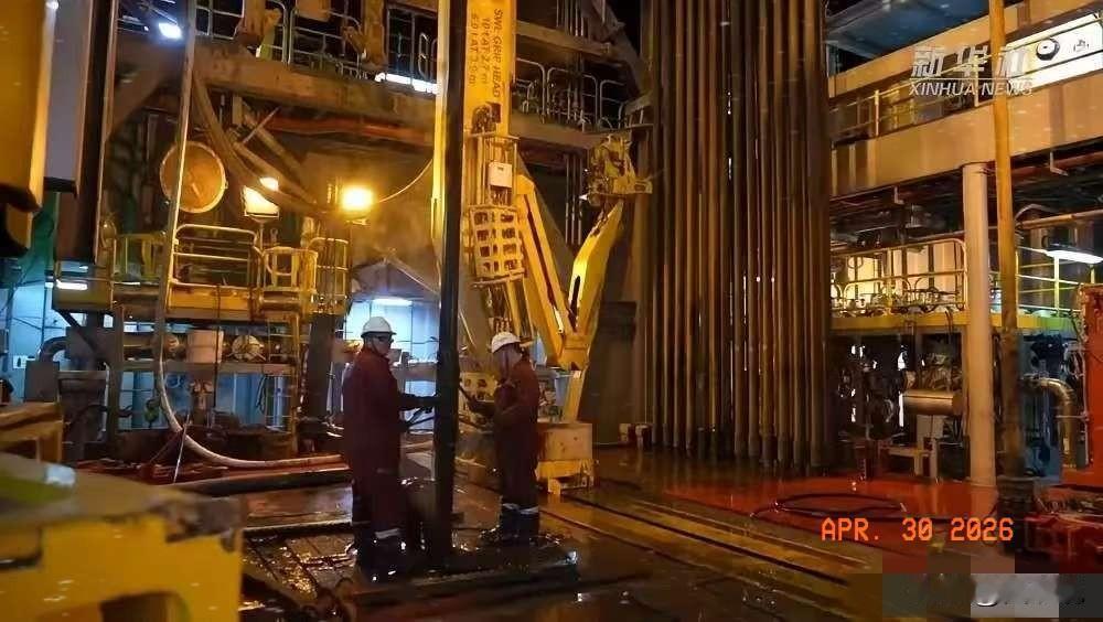 中国一口气挖出13个亿吨级大油田，外媒彻底破防。4月29日，自然资源部甩出惊天喜