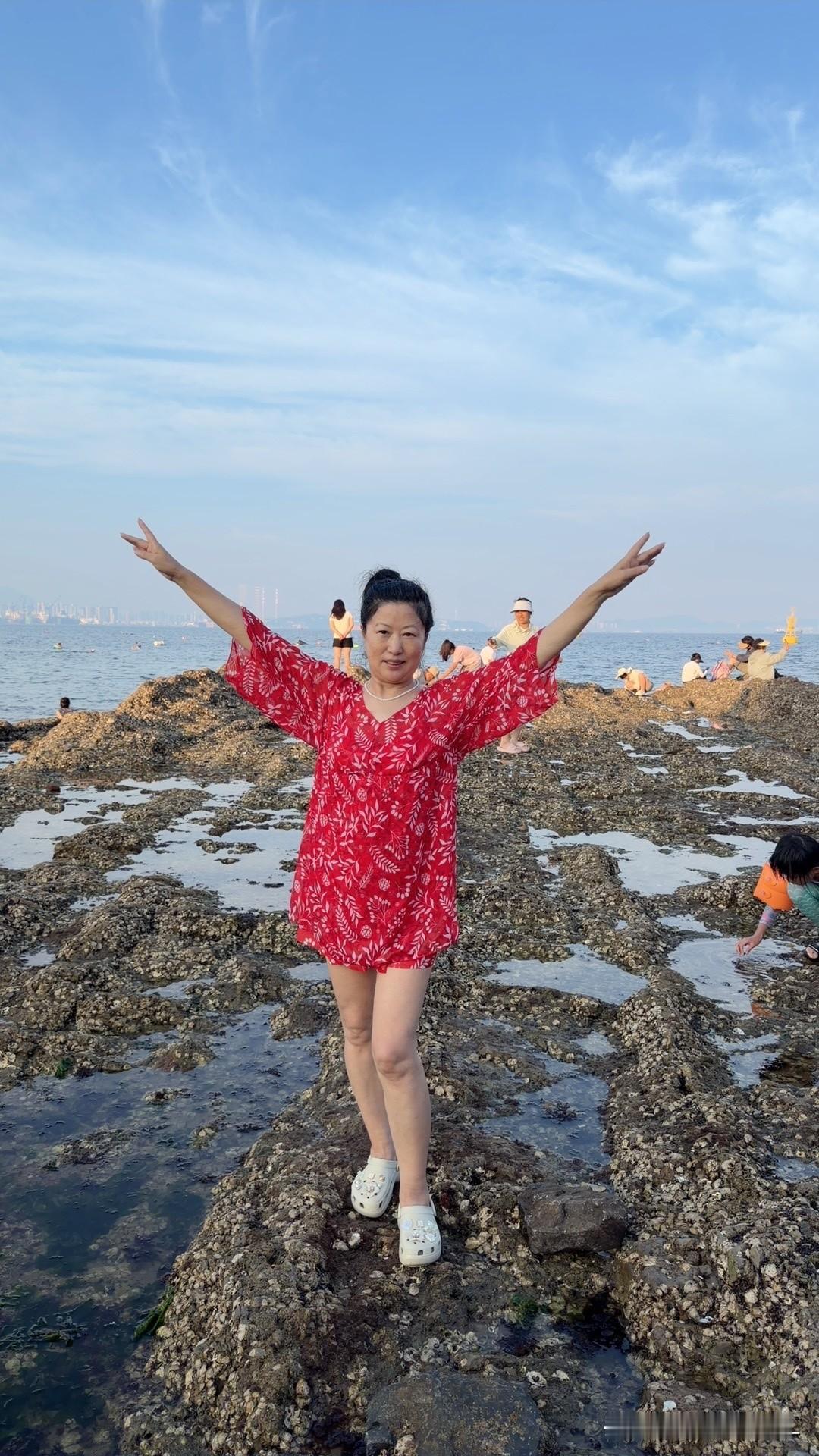 大连今年的夏天格外燥热，连日的高温闷得人透不过气。

女儿今天下午休息，带着我来
