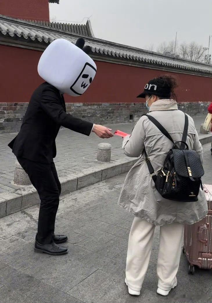 过年在北京串门哪有空手的  小电视你小子，把北京串门的礼数玩明白了！我这“空手党