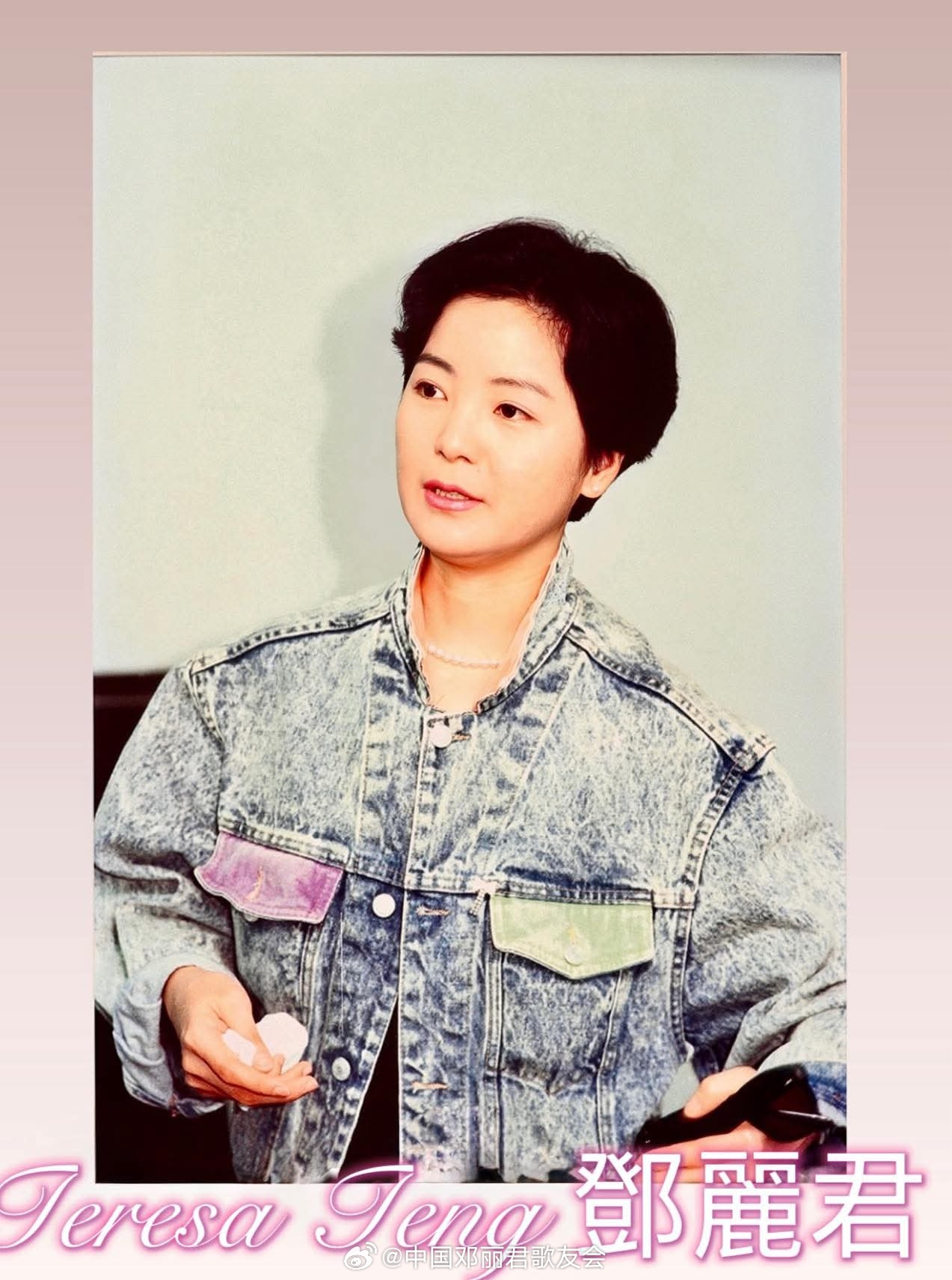 1988年8月，摄于中华体育馆后台，邓丽君面对媒体记者侃侃而谈，说近况，也谈未来