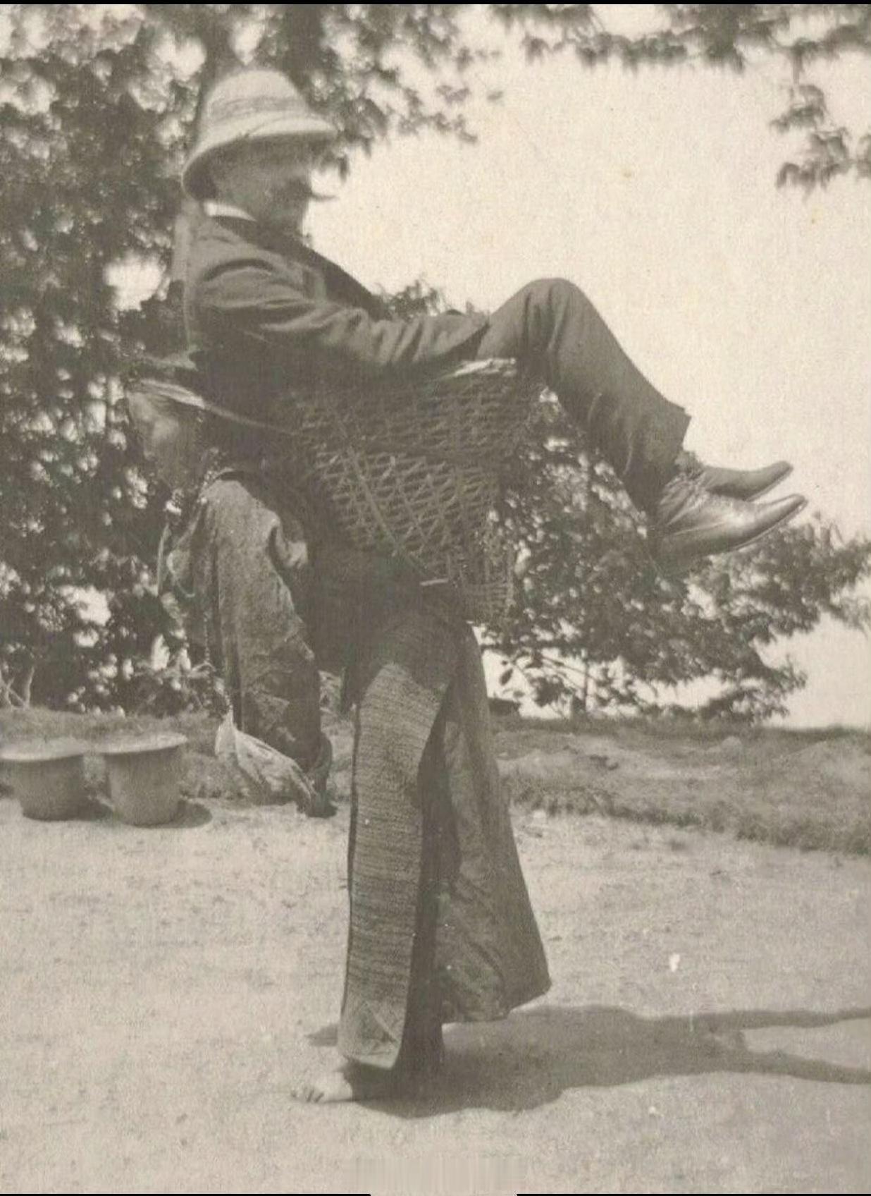 1903年，英国“绅士”坐在孟加拉女人的背上，将她们当毛驴来骑。现在欧洲人回过头