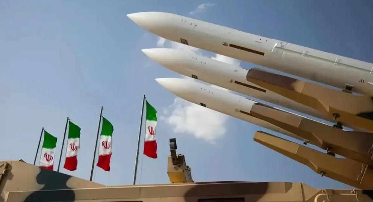 伊朗之神终于发怒了，向以色列特拉维夫据说发射了近200枚导弹，而当时内塔尼亚胡正