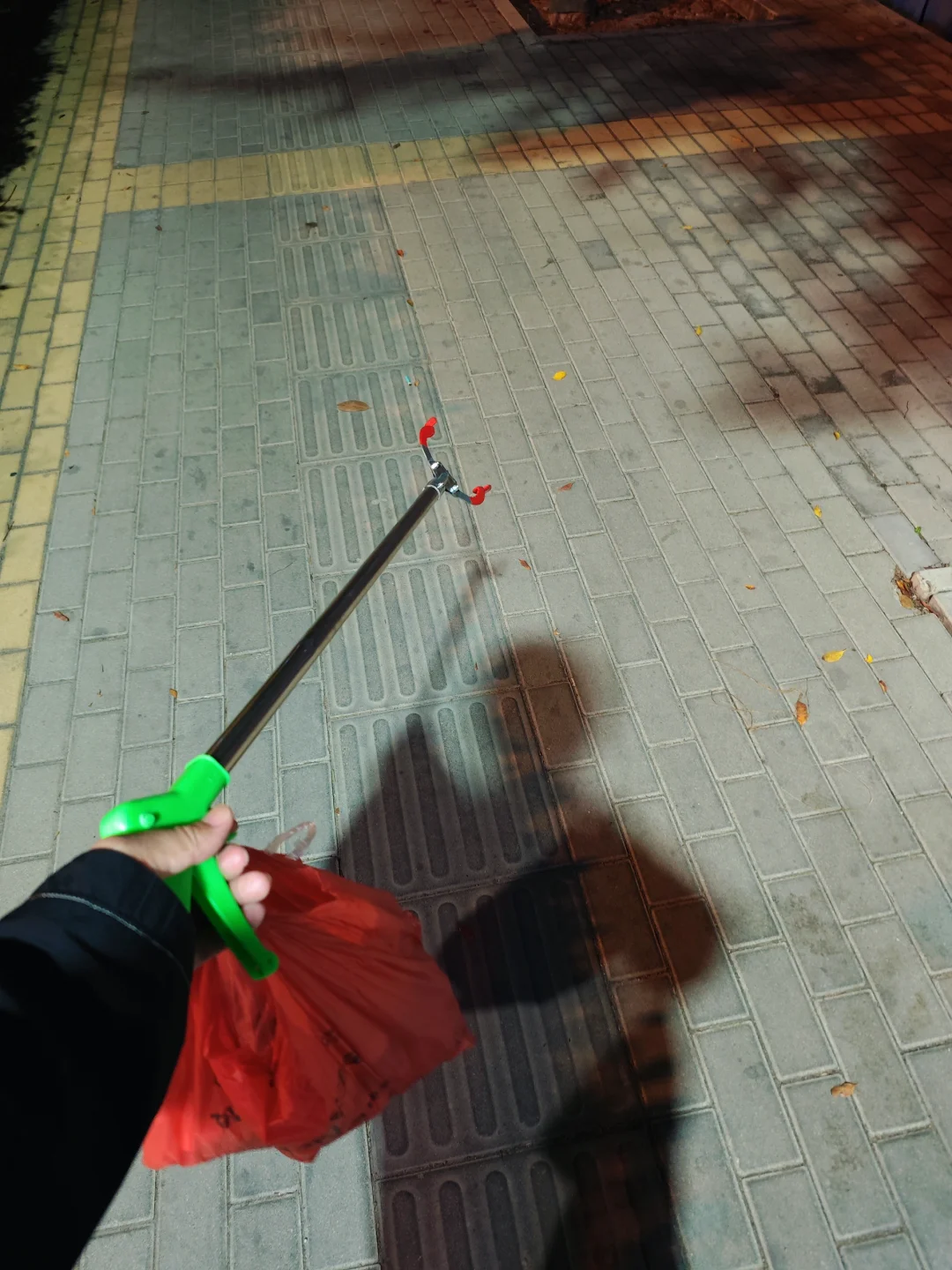 大晚上出来捡垃圾！！！