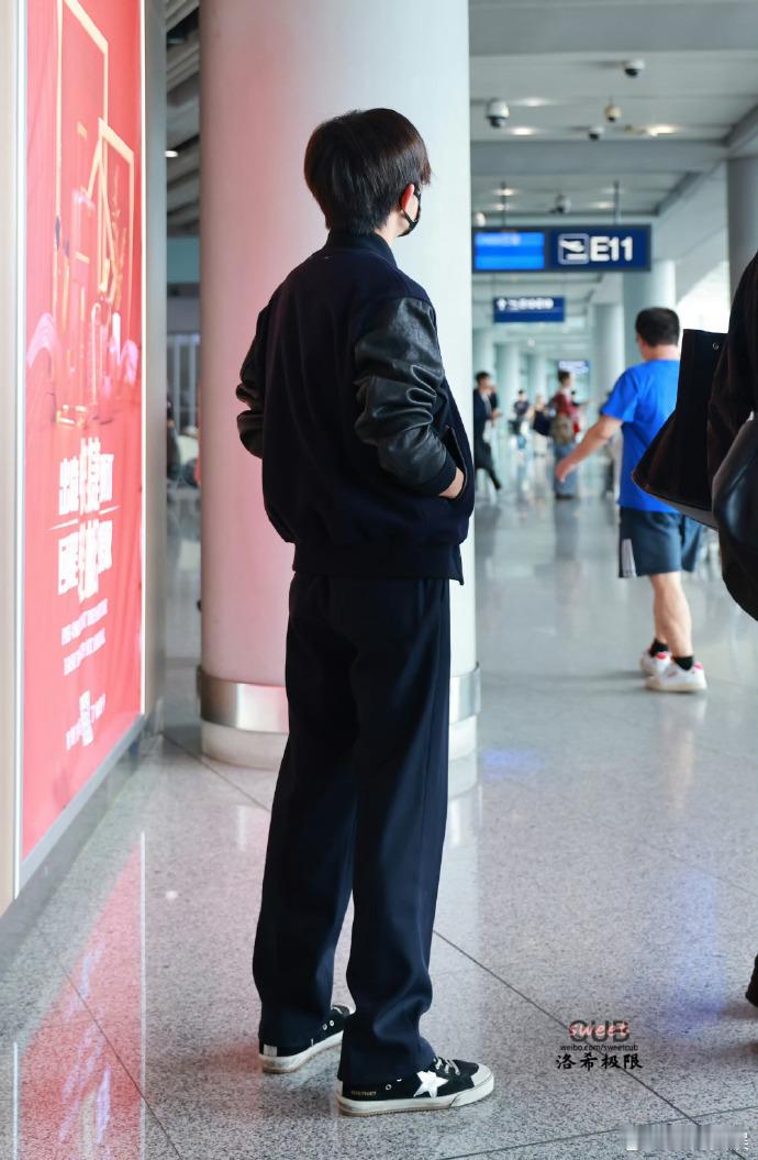 #易烊千玺北京出发巴黎时装周##易烊千玺机场全黑look#易烊千玺身着全黑服装在