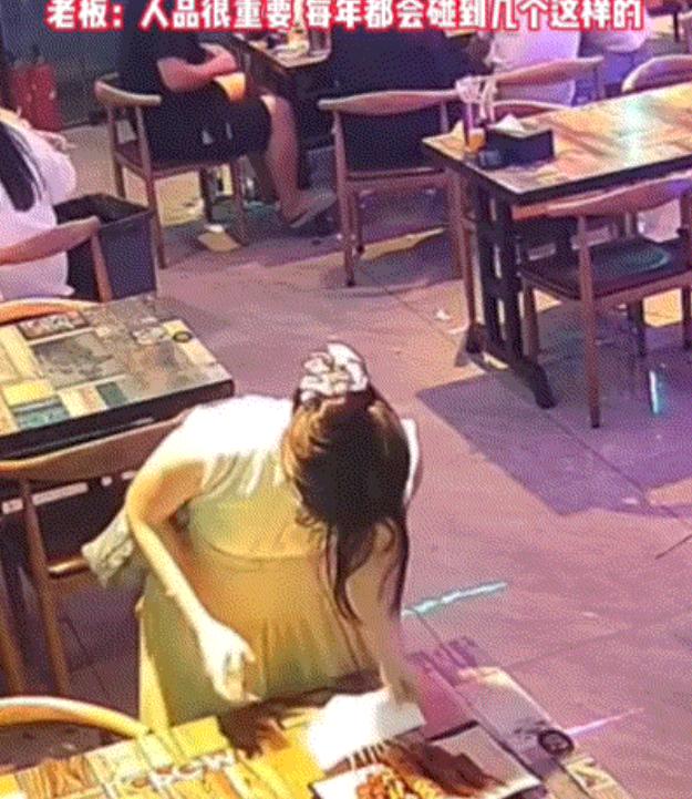 江苏一女子凌晨到烧烤店点餐，老板刚把烤串端上桌，她竟趁店内无人注意，用纸巾包起烤