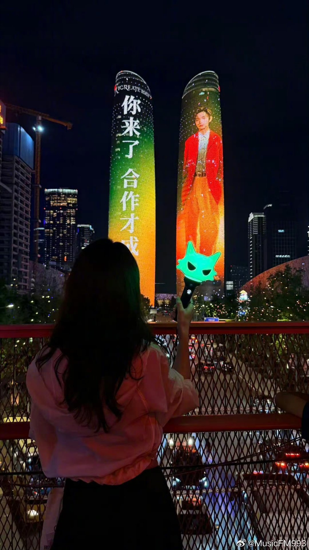 丁禹兮承包成都双子塔丁禹兮包下成都双子塔，诗意灯光秀成为热门打卡点。 