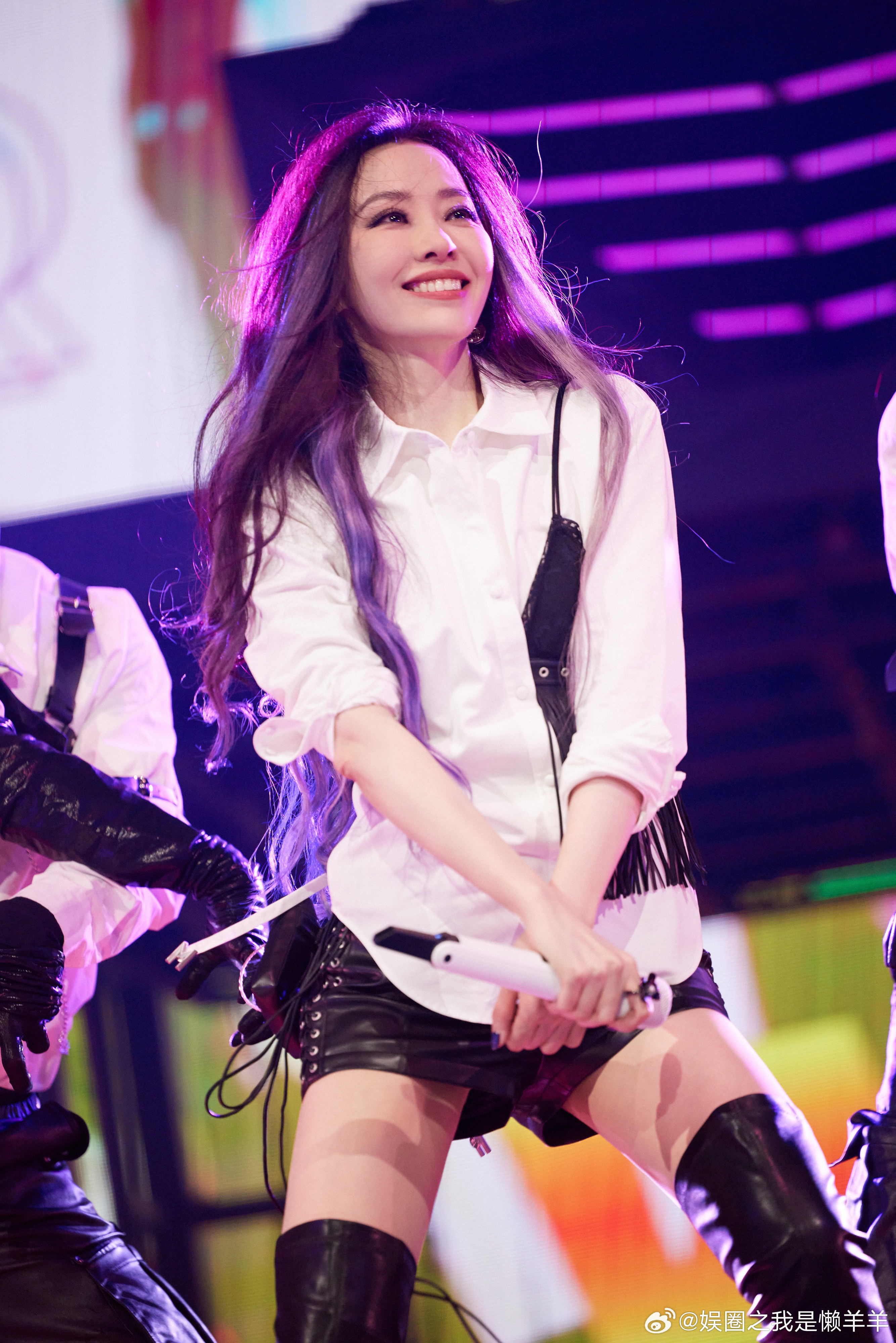 #张靓颖演唱会没戴耳返#靓颖姐姐的耳返难道就是个装饰吗哈哈哈，真的可以直接不戴啊