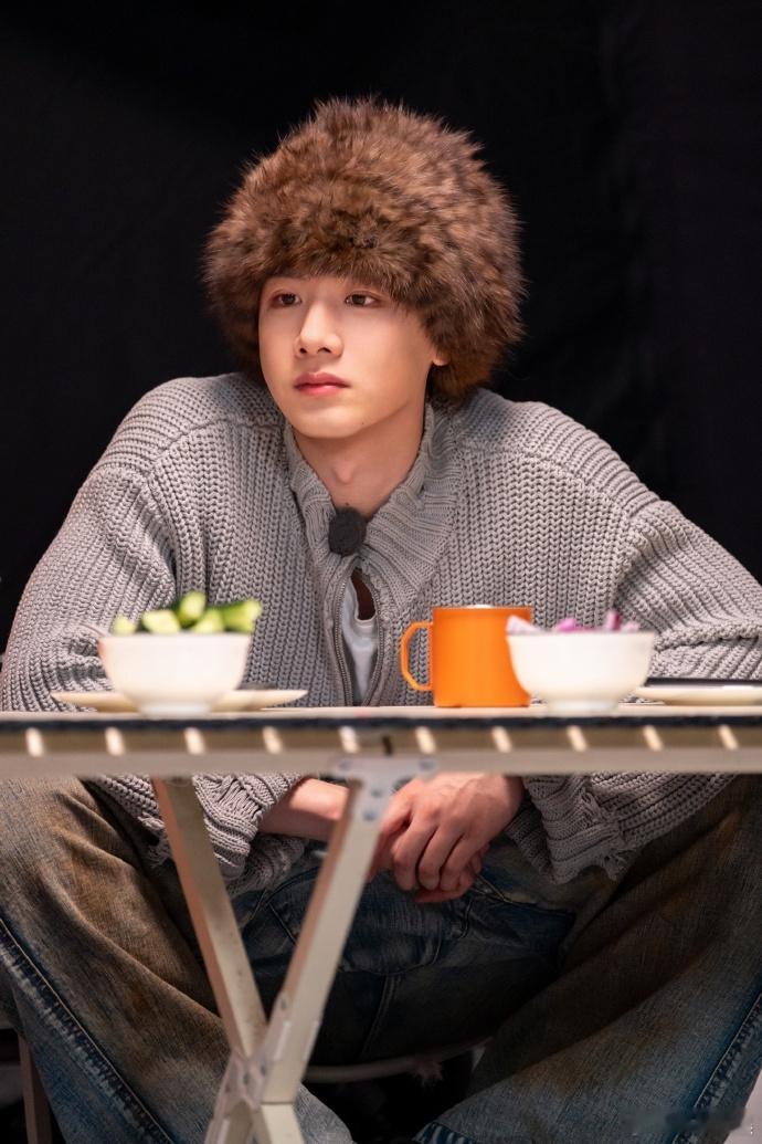 白敬亭身上痒就去洗澡 白敬亭的狼人局表现我能循环一百遍！左晃右扭的魔性舞姿笑疯嘉