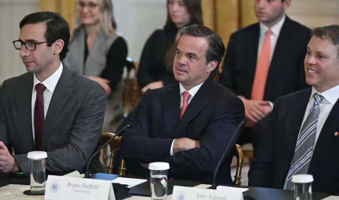 特朗普刚打击委内瑞拉，美国金主立刻拿下石油大单