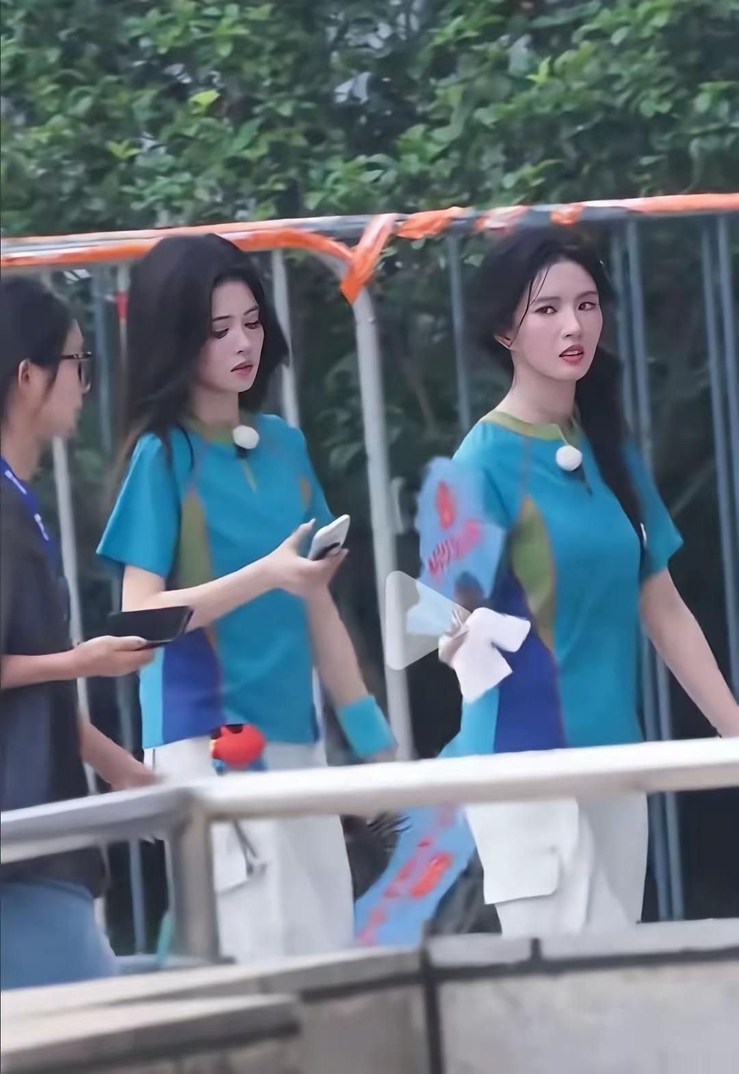 跑男这边刘些宁满头大汗，旁边的白鹿带着精致妆容一尘不染，谁认真做了游戏一目了然。