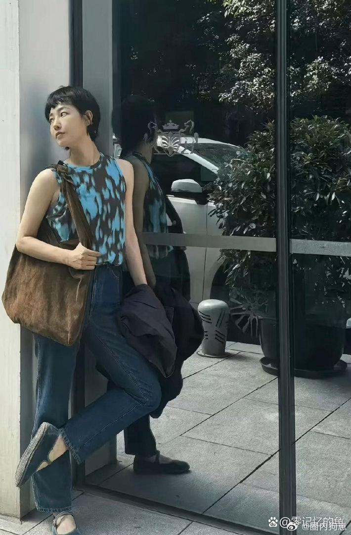 白百何颜值出众，这款发型衬得她气质越发出彩。 