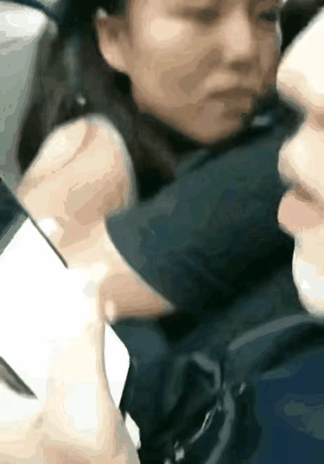我有一次做地铁上班。鸡蛋没有来得及吃，放外套里面宝包包里面，结果到公司拿出来挤扁