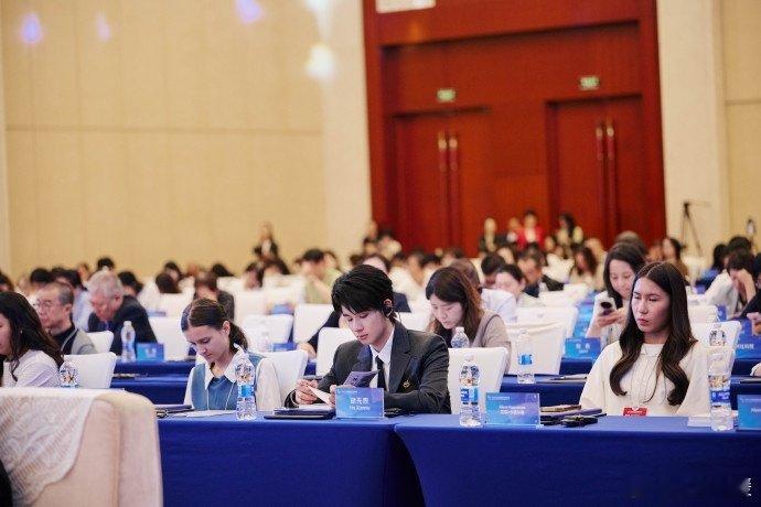 胡先煦再次代表年轻人与世界对话 又一次，胡先煦代表年轻人与世界交流，这次是在上合