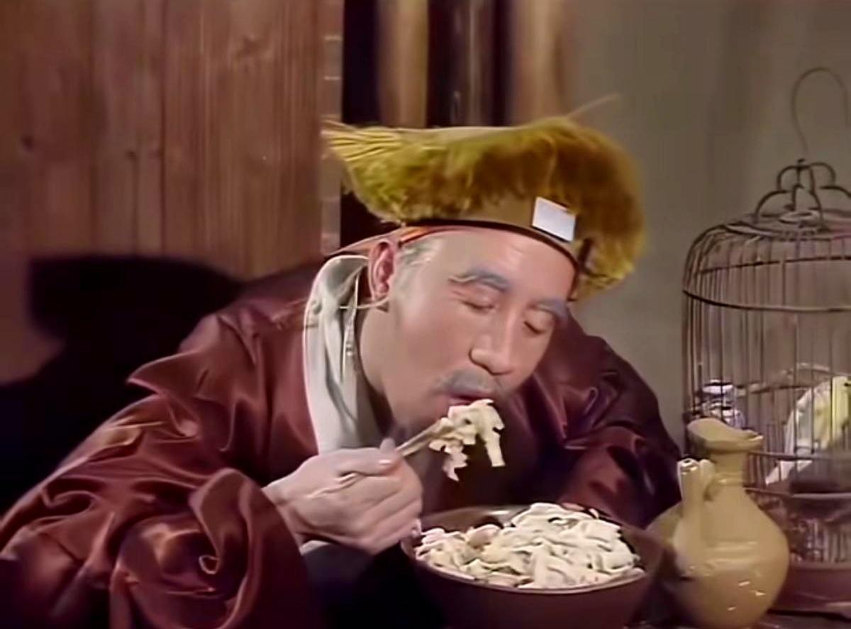 一碗烂糊糊的面条吧嗒掉回老头碗里，杨洁导演却偏让一只猴子扯出一条站上桌子都吃不完