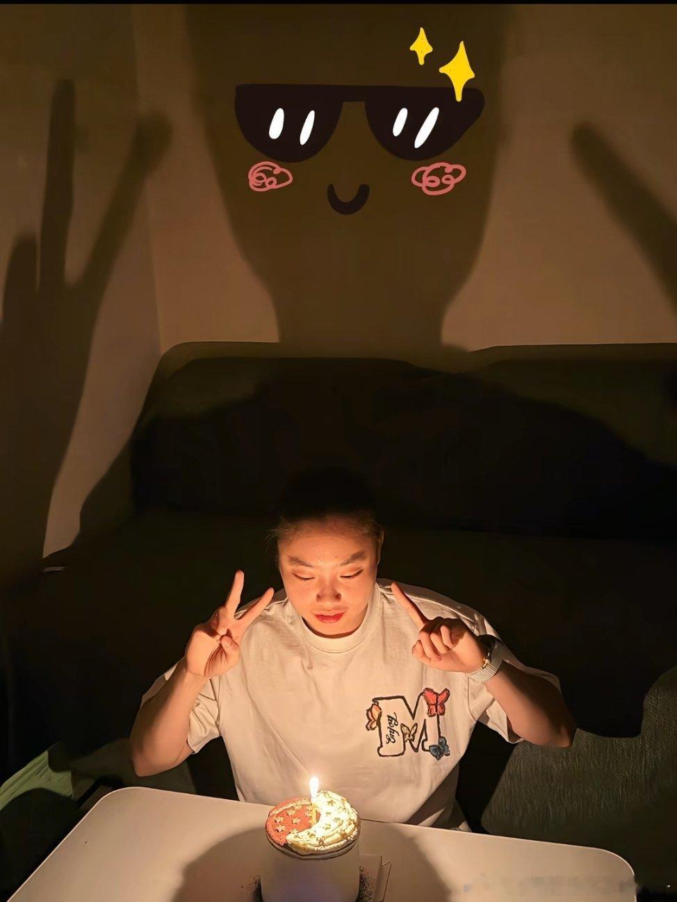 徐奕dy：昨天太重 明天太远 今天生日🐣 
