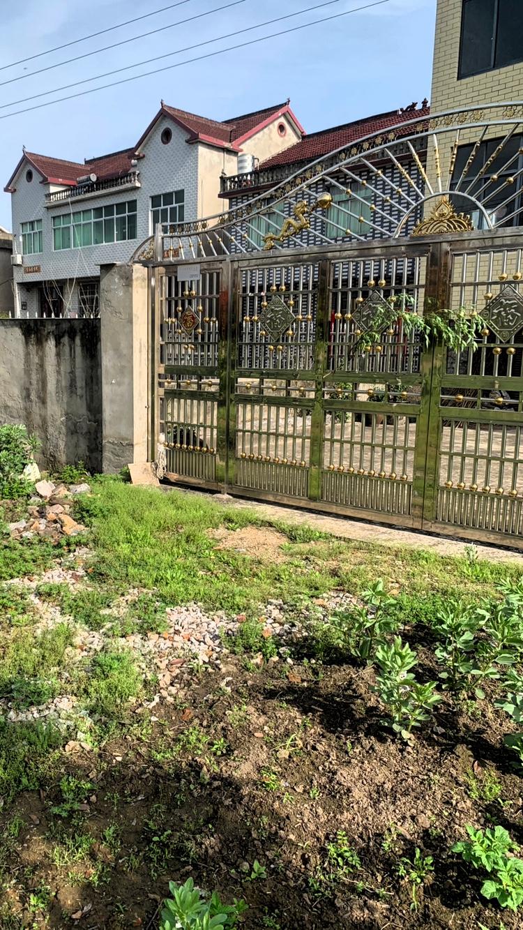 朋友老周，
他年轻时候老婆生得十分周正，
是十里八乡都夸的好样貌。
十年前他心气