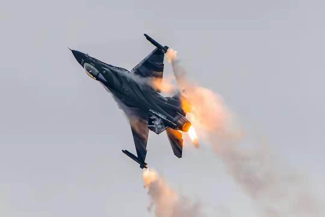 突发！美军F-16战机加州沙漠坠毁，飞行中爆炸，飞行员惊险弹射。

近日，美国空