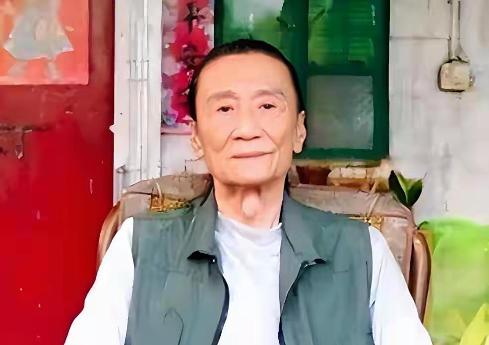 “四哥”谢贤终于摘下了墨镜，露出了他的真实颜值！看来89岁谢贤到底还是说服了内心