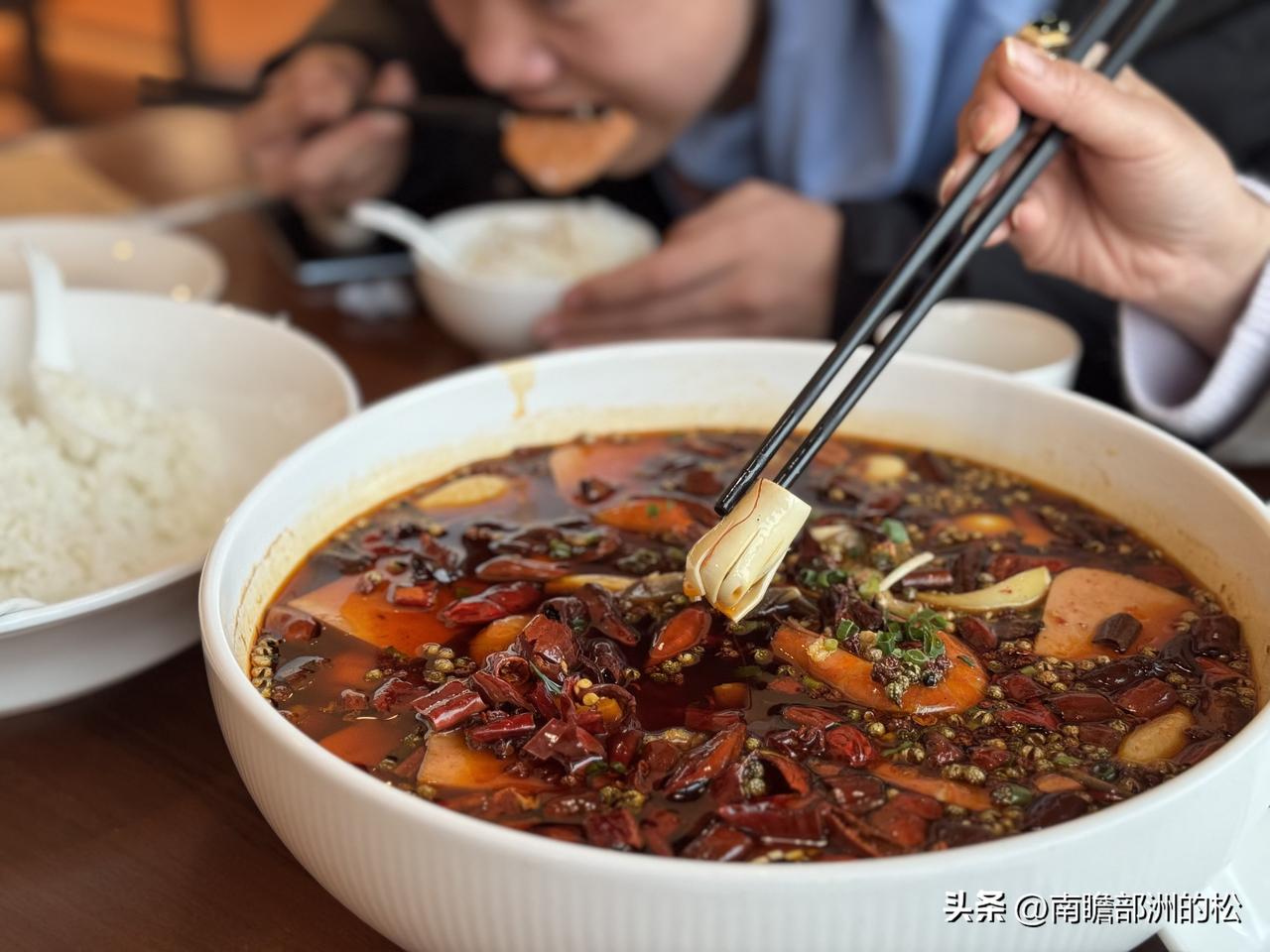 酒店餐厅的海鲜毛血旺相当不错！
料足味够！