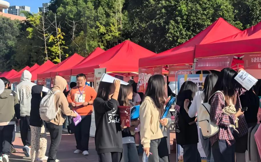 9 月了，进入毕业生秋招高峰期。很多人以为秋招就是 "投简历、等面试"，我告诉你