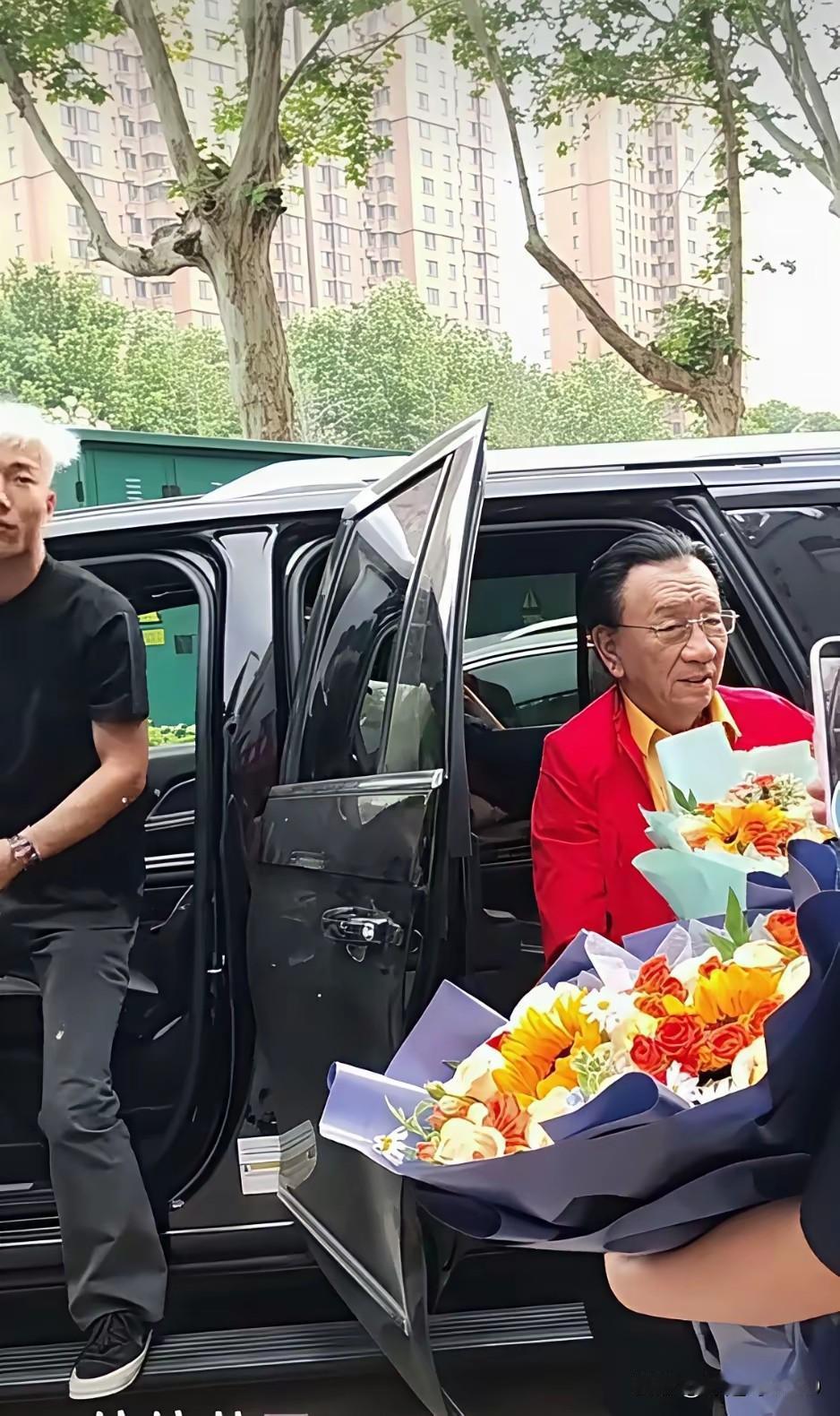 现在的侯耀华连几万块的饭店开张的小商演都接，证明他确实没有什么积蓄，而且侯耀华也