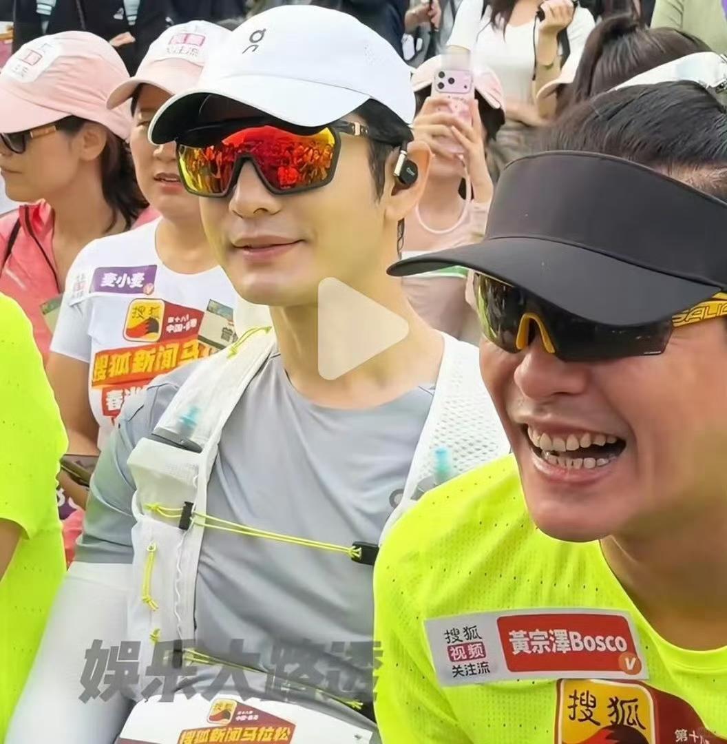 真是岁月不饶人啊，连男明星都扛不住。
曾经的港圈顶级神颜男神黄宗泽出现口腔问题。