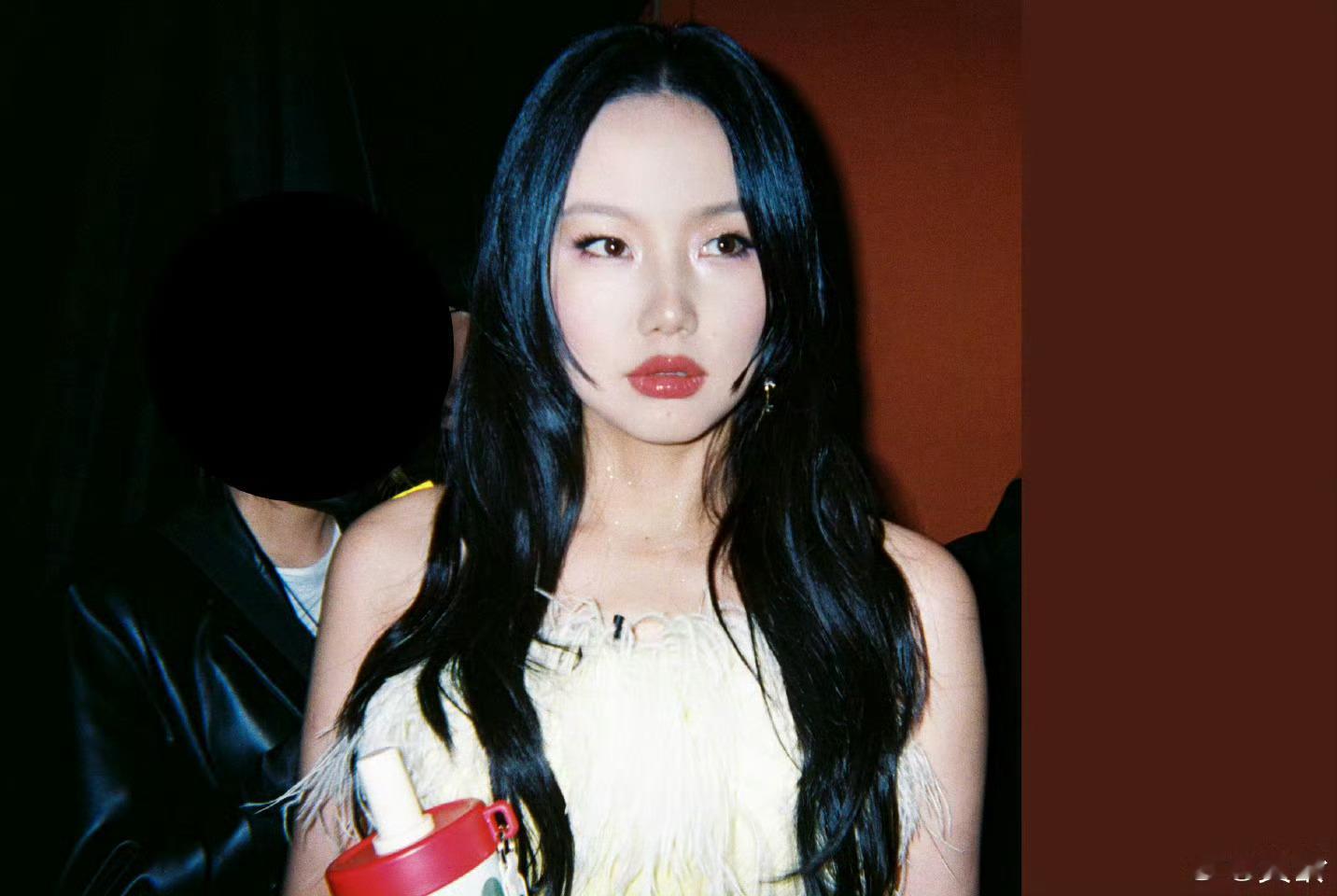 黄龄胶片质感封神了，每一张都灵动又魅惑，姐姐的音综舞台狠狠期待住了 