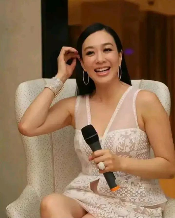 钟丽缇的两个女儿机场与粉丝互动！近日，17岁的Jaden和15岁的考拉现身机场去
