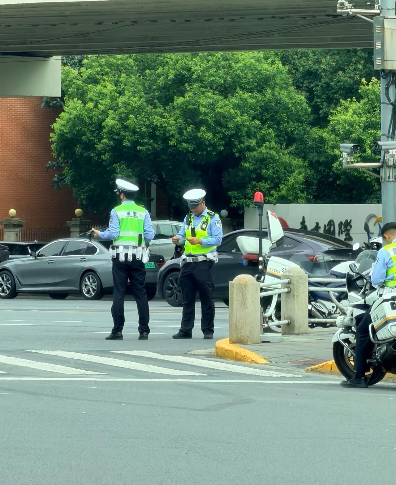上海警察这个装备全球领先不过分吧

单兵都装备上无人机了，我一直以为只有高架机动