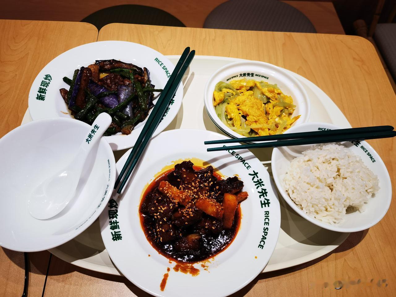 上次逛完东部新城生态走廊，顺道拐进东部银泰城吃晚饭。

还记得几年前这里热闹得很