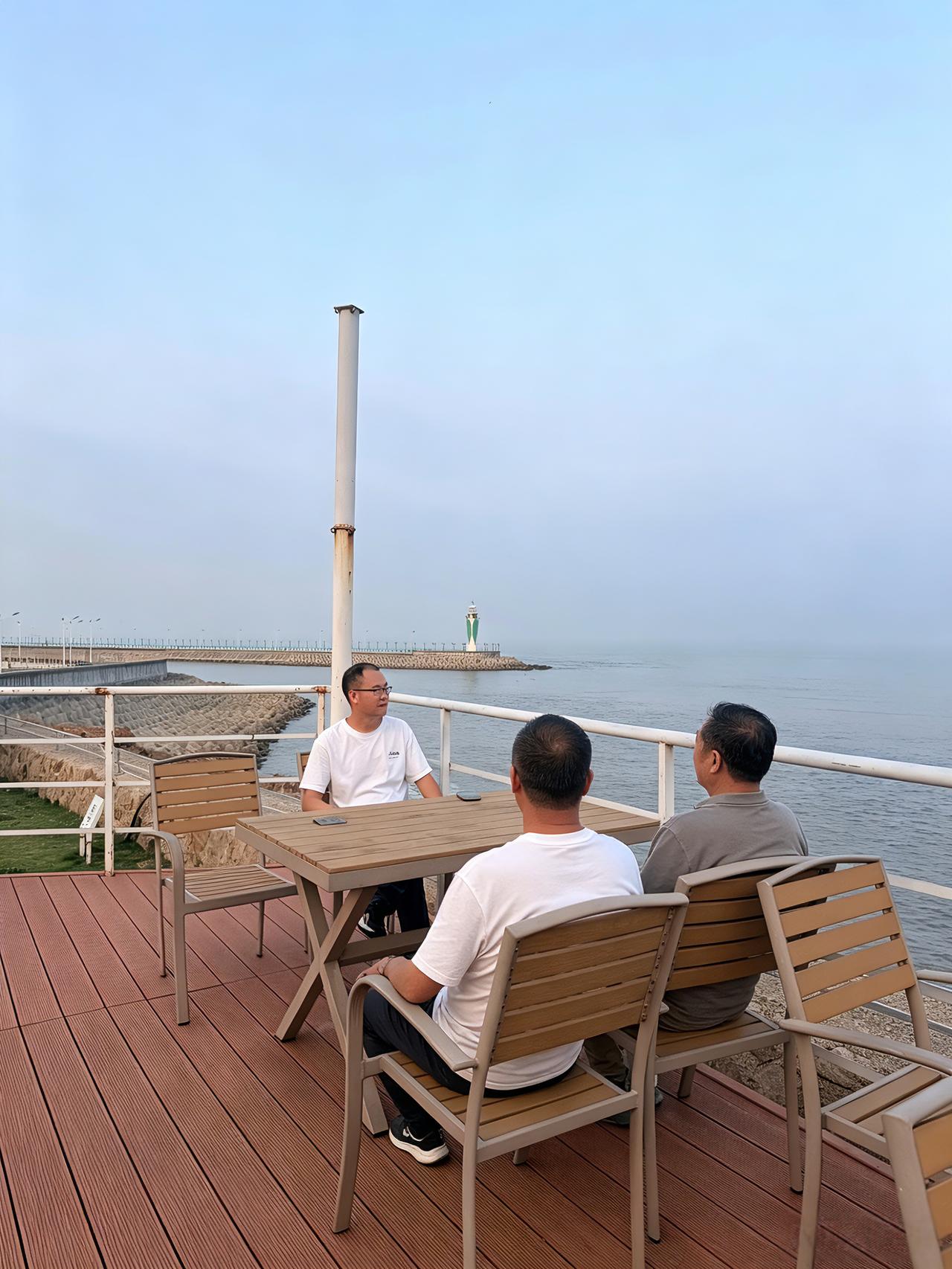 白天和几个交易爱好者在海边吹海风聊交易，养精蓄锐，晚上战非农。
　　今天晚上好几