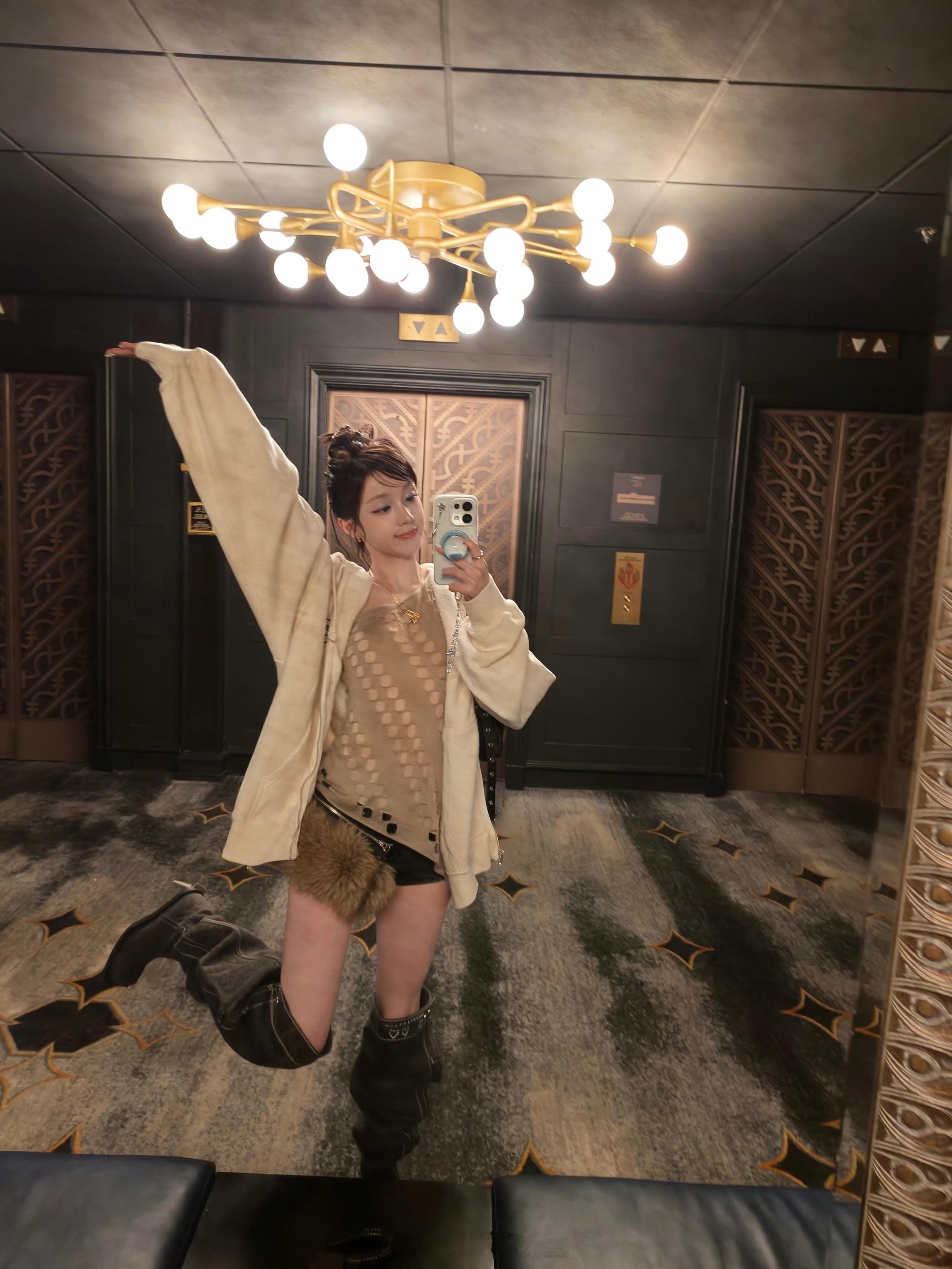 宋雨琦手持Reno 16 Pro自拍🤳好漂亮 ​​​